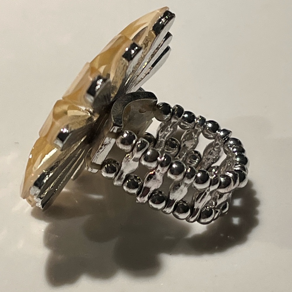 NWOT pale yellow round flower shaped ring with center stone on elastic band. - Picture 5 of 9